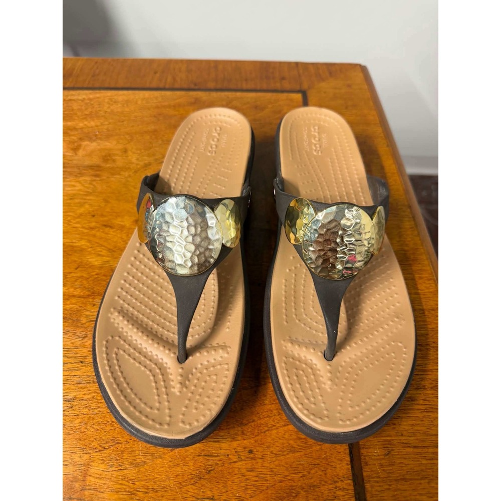 Crocs Womens 9 Brown Sanrah Hammered Circle Wedge Sandal Flip Flop Thong Dual